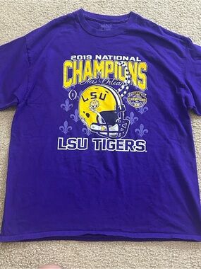 LSU Tigers 2019 National Champions Purple Graphic TShirt Size XL Blue 84